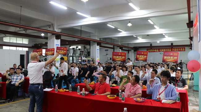 全體同事高喊：團隊復制 系統落地 勢必達成，把大會(huì )帶入高潮。